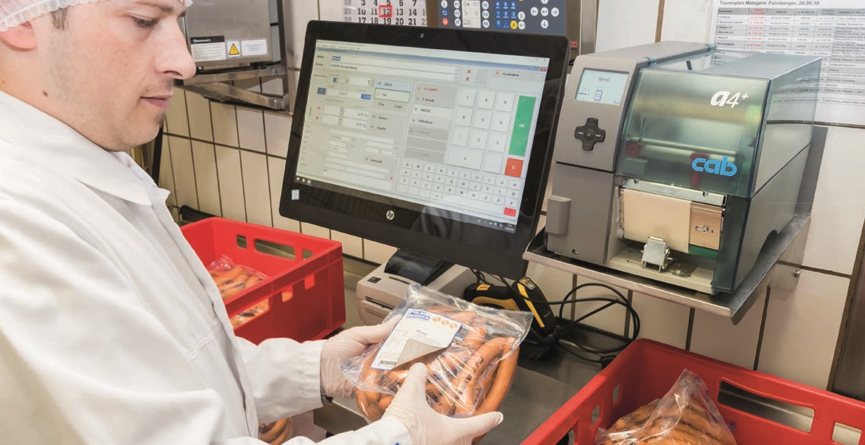 Mitarbeiter mit APRO.CON in der Fleischverarbeitung